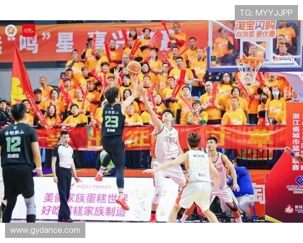 北控男篮进攻火力全开防守拼到最后赛场展现顽强团队篮球精神